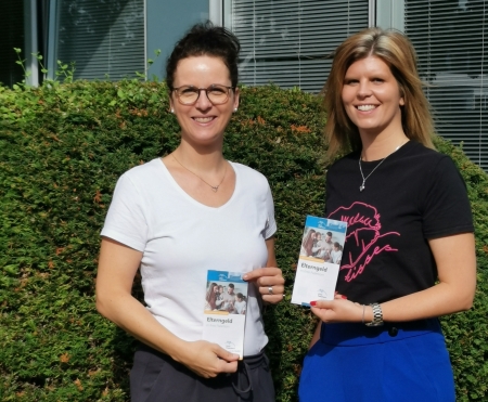 Sind bei Fragen rund um das Elterngeld zu erreichen: Antje Sandbothe und Verena Rüsing von der Elterngeldstelle des Kreises Paderborn (v.l.). © Kreis Paderborn