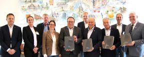 NRW-Verkehrsminister Krischer übergibt Vereinbarung