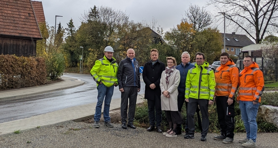 Die Ortsdurchfahrt in Lichtenau-Grundsteinheim ist wieder befahrbar - Vor Ort ein Bild machten sich Dietmar Wind vom Ingenieurbüro AGC, Landrat Christoph Rüther, Henrik Egeler, Dezernent der Kreisverwaltung, Lichtenaus Bürgermeisterin Ute Dülfer, Bernhard Brand von der Bezirksregierung Detmold, Jens Kaiser vom Kreisstraßenbauamt sowie Paul Löseke und Marco Löseke von der Baufirma GFV (v.l.). © Kreis Paderborn Die Ortsdurchfahrt in Lichtenau-Grundsteinheim ist wieder befahrbar - Vor Ort ein Bild machten sich Dietmar Wind vom Ingenieurbüro AGC, Landrat Christoph Rüther, Henrik Egeler, Dezernent der Kreisverwaltung, Lichtenaus Bürgermeisterin Ute Dülfer, Bernhard Brand von der Bezirksregierung Detmold, Jens Kaiser vom Kreisstraßenbauamt sowie Paul Löseke und Marco Löseke von der Baufirma GFV (v.l.). © Kreis Paderborn