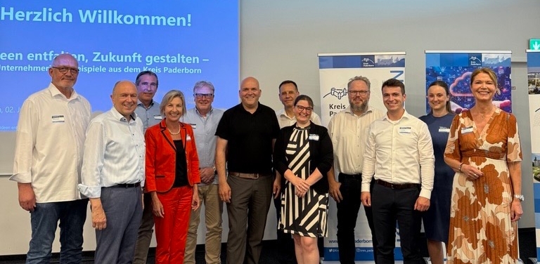 Rudolf Broer (RTB GmbH & Co. KG, Geschäftsführer), Landrat Christoph Rüther, Andreas Schmidt (Skyhub PAD GmbH& Co. KG), Angie Reeh (Innovationsflughafen PAD), Klaus Marx  (Skyhub PAD GmbH& Co. KG), Roland Hüser (Flughafen Paderborn/Lippstadt), Michael Kemkes (InnoZent OWL e.V.), Cornelia Claves (OWL GmbH, Regionalagentur OWL), Andreas Lühmann (OWL GmbH, Regionalagentur OWL), Luis Jakobs (NRW.BANK Förderberatung Westfalen), Carolin Gehrke (NRW.BANK Innovationspartner), Edith Rehmann-Decker (Kreis Paderborn, Amtsleitung Wirtschaft & Tourismus) - v.l. © Kreis Paderborn Rudolf Broer (RTB GmbH & Co. KG, Geschäftsführer), Landrat Christoph Rüther, Andreas Schmidt (Skyhub PAD GmbH& Co. KG), Angie Reeh (Innovationsflughafen PAD), Klaus Marx  (Skyhub PAD GmbH& Co. KG), Roland Hüser (Flughafen Paderborn/Lippstadt), Michael Kemkes (InnoZent OWL e.V.), Cornelia Claves (OWL GmbH, Regionalagentur OWL), Andreas Lühmann (OWL GmbH, Regionalagentur OWL), Luis Jakobs (NRW.BANK Förderberatung Westfalen), Carolin Gehrke (NRW.BANK Innovationspartner), Edith Rehmann-Decker (Kreis Paderborn, Amtsleitung Wirtschaft & Tourismus) - v.l. © Kreis Paderborn