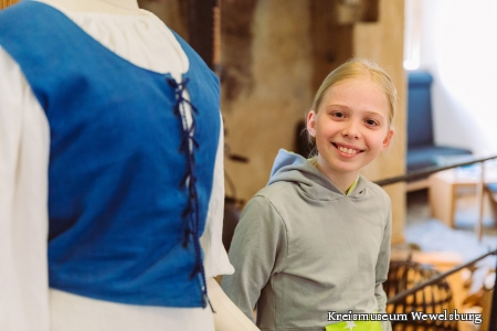 Ferienspiele „Wir machen blau – Von Läusen, Pflanzen und bunten Stoffen“ am Dienstag, 15. Juli im Kreismuseum Wewelsburg. (©Kreismuseum Wewelsburg)