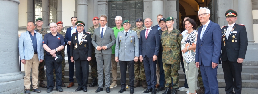 v.l.n.r.: Richard Roßmanith, David Lohse, Robert Millar, Sven Büsing, Frank Sprick, Burkhard Schulze, Lukas Dalhoff, Dr. Carsten Linnemann MdB, Heinrich Wiemers-Meyer, Meik Vahl, Graham Barnett, Hans-Bernd Janzen, Bernd Zengerling, Markus Lüke, Ursula Dalhoff, Kerstin Vieregge MdB, Martin Pantke, Andreas Flege Foto: Stadt Paderborn