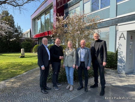  Landrat Christoph Rüther, Christian Mayr (Techniker Krankenkasse), Lina Pühs (Gesundheitsamt Kreis Paderborn), Diethelm Krause (Präsident des KreisSportBund), Dr. André Brandt (Dezernent Kreis Paderborn)