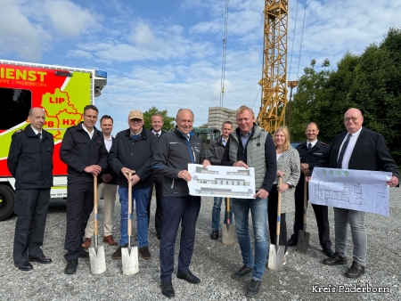 Blicken gemeinsam nach vorn – (v.l.) Landrat Christoph Rüther (6.v.l.) und die Investoren Jörg Schlune und Martina Schlune-Hennemeier (4. und 3. v.r.) zeigen, wie es künftig an der Dr.-Krismann-Straße aussehen wird. Mit dabei (v.r.) Ingo Christiansen (ärztlicher Leiter Rettungsdienst Kreis Paderborn), Stephan Reckhaus (Amtsleiter Bevölkerungsschutz des Kreises Paderborn), Dr. Thorsten Dahm (Vorstandsvorsitzender Arbeitsgemeinschaft Notfallmedizin Kreis Paderborn), Norbert Menke (stellv. Bürgermeister), Dominik Sicken (Leiter Rettungsdienst Kreis Paderborn), Christoph Rustemeier (stellv. Amtsleiter Gebäudemanagement des Kreises Paderborn), David Schulte (Teamleiter Rettungswache) und Christoph Kohlenberg (Kreistagsmitglied). Blicken gemeinsam nach vorn – (v.l.) Landrat Christoph Rüther (6.v.l.) und die Investoren Jörg Schlune und Martina Schlune-Hennemeier (4. und 3. v.r.) zeigen, wie es künftig an der Dr.-Krismann-Straße aussehen wird. Mit dabei (v.r.) Ingo Christiansen (ärztlicher Leiter Rettungsdienst Kreis Paderborn), Stephan Reckhaus (Amtsleiter Bevölkerungsschutz des Kreises Paderborn), Dr. Thorsten Dahm (Vorstandsvorsitzender Arbeitsgemeinschaft Notfallmedizin Kreis Paderborn), Norbert Menke (stellv. Bürgermeister), Dominik Sicken (Leiter Rettungsdienst Kreis Paderborn), Christoph Rustemeier (stellv. Amtsleiter Gebäudemanagement des Kreises Paderborn), David Schulte (Teamleiter Rettungswache) und Christoph Kohlenberg (Kreistagsmitglied).