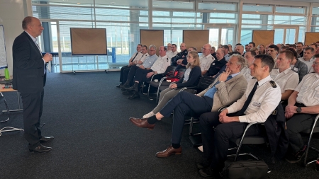 Landrat Christoph Rüther (l.) begrüßt die 100 Teilnehmenden der Auftaktveranstaltung zum Krisenmanagement. Krisenstabsleiter Dr. André Brandt und Stephan Reckhaus, Kreisbrandmeister und Leiter des Amtes für Bevölkerungsschutz (r., v.l.) sind ebenfalls mit von der Partie. 