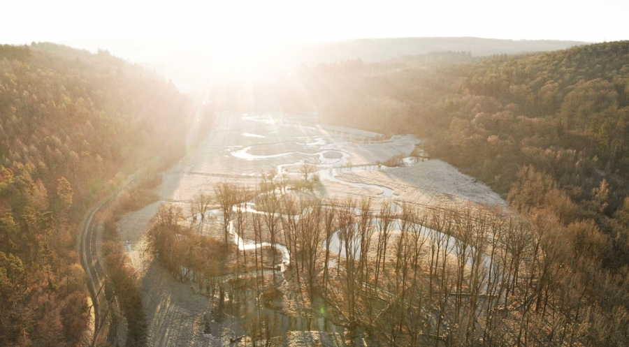 Morgenstimmung in der Almeaue bei Büren-Ringelstein: Der sich windende Bach prägt die Aue. Mehr Informationen gibt der WOL im Rahmen der Exkursion am Montag, 22. September. © Kreis Paderborn