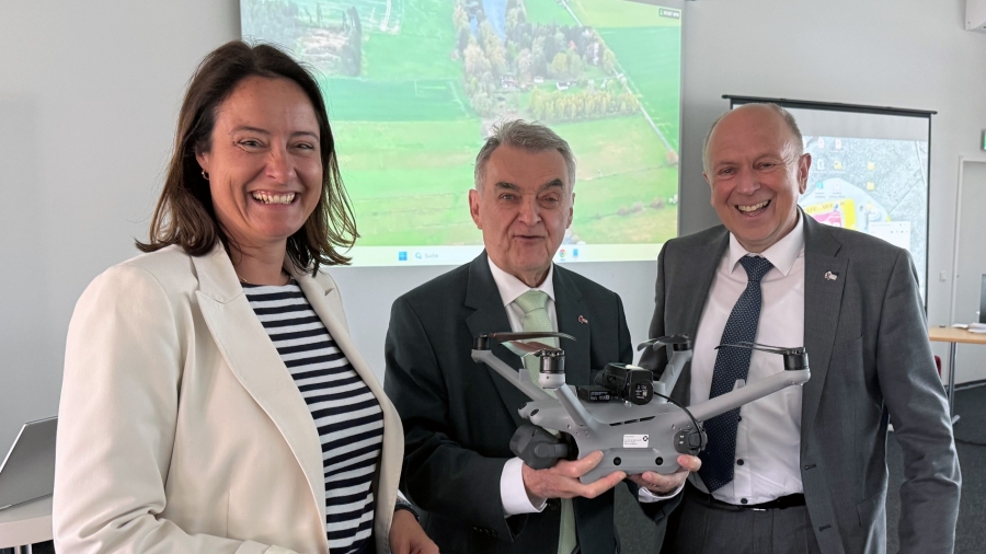 Landrat Christoph Rüther (r.) freute sich über die Teilnahme von NRW-Innenminister Herbert Reul und Regierungspräsidentin Anna Katharina Bölling an der Live-Demonstration des Drohnenprojekts des Kreises Paderborn. ©  Kreis Paderborn