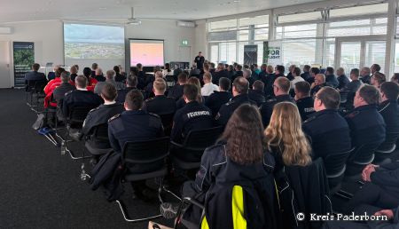 100 Experten von Feuerwehr und Hilfsorganisationen waren am Flughafen Paderborn/Lippstadt zu Gast, um sich über das Drohnenprojekt der Kreisverwaltung zu informieren. ©  Kreis Paderborn