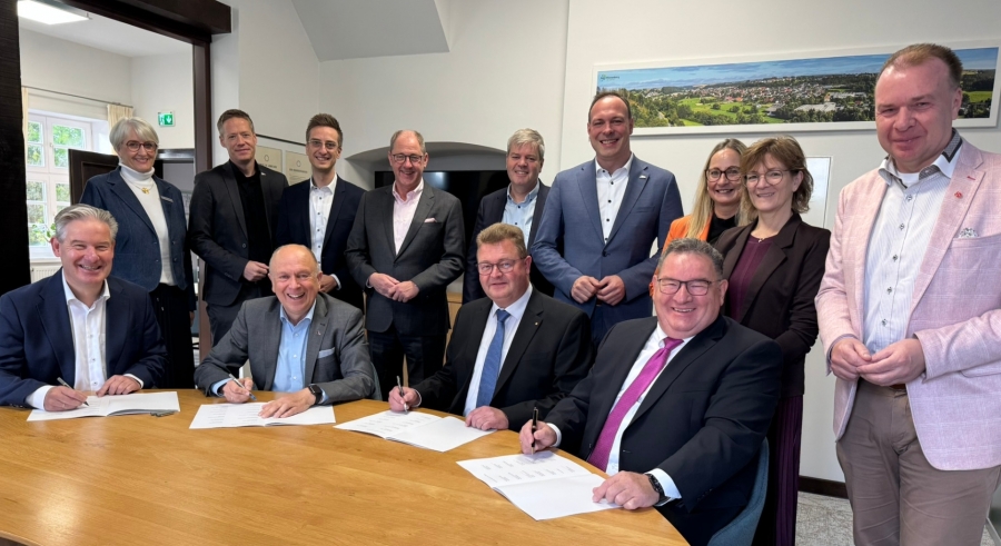 Bei der heutigen Unterzeichnung der gemeinsamen Erklärung in Bad Wünnenberg (v. links nach rechts): Vorne: Bürgermeister Michael Berens (Sennegemeinde Hövelhof, Sprecher der Bürgermeisterinnen und Bürgermeister des Kreises Paderborn), Landrat Christoph Rüther (Kreis Paderborn), Michael Friemuth (stv. Kreishandwerksmeister), Michael H. Lutter (Hauptgeschäftsführer der Kreishandwerkerschaft Paderborn-Lippe). Hinten: Annette Mühlenhoff (Dezernentin des Kreises Paderborn), Bürgermeister Matthias Möllers (Gemeinde Altenbeken), André Stadermann (Allgemeiner Vertreter des Bürgermeisters, Stadt Büren), Bürgermeister Stefan-Oliver Strate (Stadt Paderborn), Bürgermeister Uwe Gockel (Gemeinde Borchen), Bürgermeister Johannes Lindhauer (Stadt Delbrück), Bürgermeisterin Ursula Berhorst-Schäfers (Stadt Bad Wünnenberg), Bürgermeisterin Ute Dülfer (Stadt Lichtenau), Bürgermeister Ulrich Lange (Stadt Bad Lippspringe). (Foto: Stadt Bad Wünnenberg/Wieners)