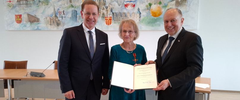 Dr. Waltraud Teigeler aus Salzkotten mit Verdienstkreuz am Bande der Bundesrepublik Deutschland ausgezeichnet 