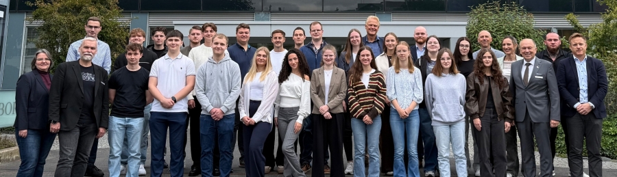 : Der Verwaltungsvorstand rund um Landrat Christoph Rüther (dritter v.r.), der Personalrat und das Ausbildungsteam begrüßen die jungen Nachwuchskräfte im Kreishaus. © Kreis Paderborn, Melina Schneider