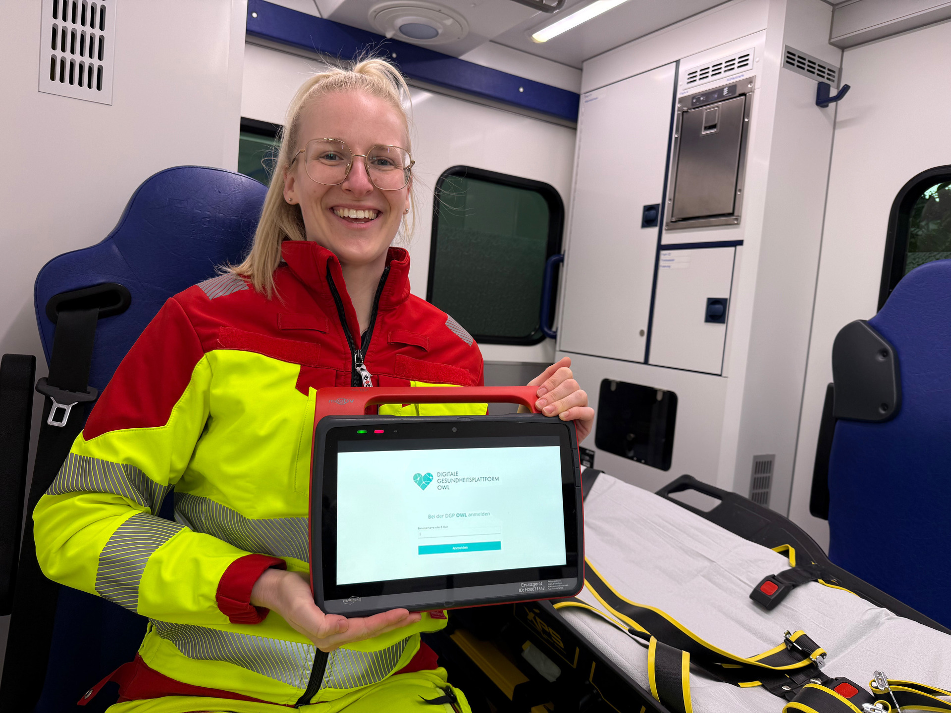 Notfallsanitäterin Maike Twielemeier und ihre Kolleginnen und Kollegen erhalten über die Digitale Gesundheitsplattform OWL im Ernstfall auf Knopfdruck zentrale medizinische Informationen der Patienten. © Kreis Paderborn, Diana Ramme