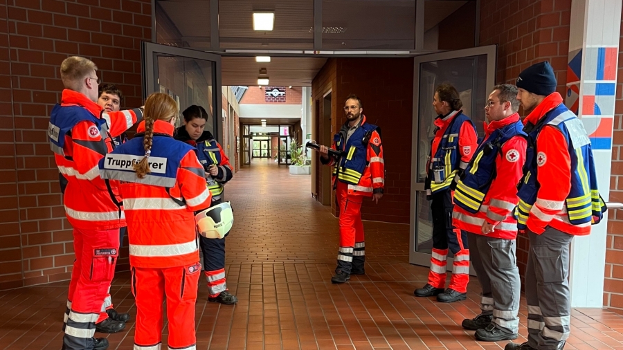  Über 50 Einsatzkräfte üben den Großschadenfalls an der Heinz-Nixdorf Gesamtschule. © Kreis Paderborn