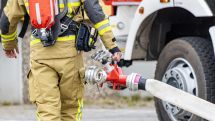 Feuerwehrleute zeigen ihr Können beim Leistungsnachweis 