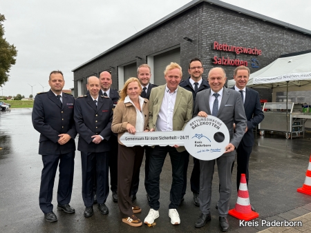 Eröffneten gemeinsam die neue Rettungswache in Salzkotten – Tobias Starke (stellv. Leiter des Amtes für Bevölkerungsschutz des Kreises Paderborn), Ingo Christiansen (ärztliche Leitung Rettungsdienst Kreis Paderborn), Jens Burre (Sachgebietsleitung Steuerung Rettungswachen), Investorin Martina Schlune-Hennemeier, Dominik Sicken (Sachbereichsleiter Rettungsdienst), Investor Jörg Schlune, Björn Buxot (Wachleiter Rettungswache Salzkotten), Landrat Christoph Rüther und Salzkottens Bürgermeister Ulrich Berger - v.l.
