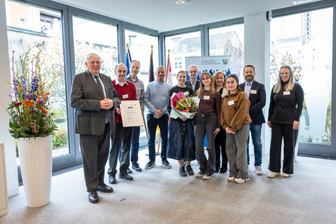 NRW-Sozialminister Karl-Josef Laumann (v.l.) ehrte das Projekt „EULE - Schüler unterrichten Senioren.“ Vertreter des Projektes von dem Ludwig-Erhard-Berufskolleg in Kooperation mit dem Caritasverband Paderborn e.V. nahmen die Auszeichnung entgegen. © MAGS NRW, Ralph Sondermann