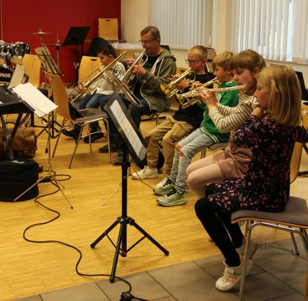 Mit Eifer dabei: die Nachwuchsmusikerinnen und -musiker aus der Bläsergruppe von Kreismusikschullehrer Reinhard Bunte © Svenja Schumacher, Stadtkapelle Delbrück