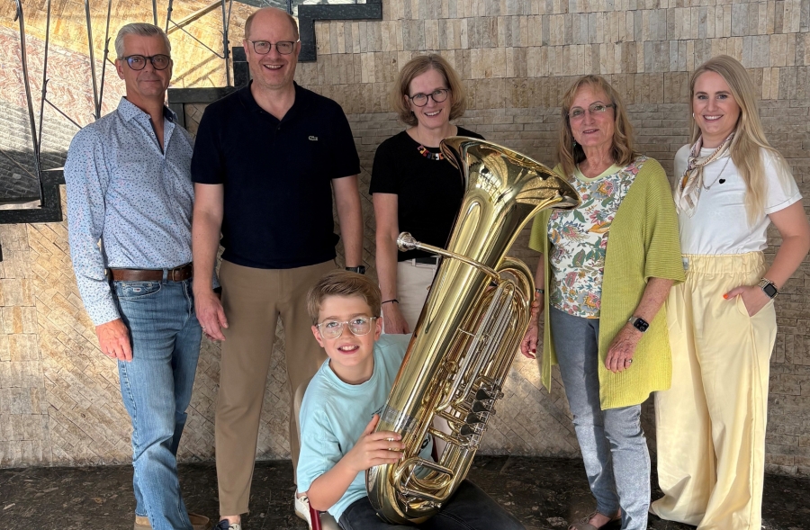 Spendengelder in neue musikalische Projekte investiert: Dagmar Kaup (2.v.r.) und Irmhild Müller (1.v.r.), Angehörige des verstorbenen, langjährigen Fördervereinsvorsitzenden Friedhelm Kaup, unterstützen die musikalische Arbeit der Kreismusikschule Paderborn. Dafür danken Eddi Kleinschnittger, pädagogischer Leiter der Kreismusikschule Paderborn, Lars Noack, Fördervereinsvorsitzender, und Kulturamtsleiterin Kirsten John-Stucke (v.l.). Laurenz Noack testet die Junior-Tuba als Erster (vorne). © Kreis Paderborn, Anne Jöricke
