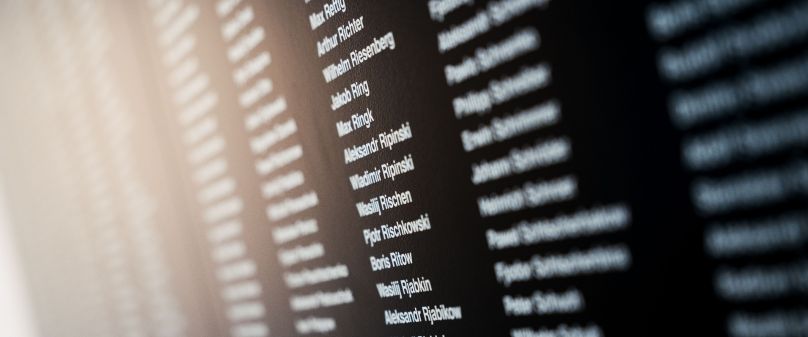 Holztafeln mit 1.285 Namen erinnern an Opfer der NS-Zeit