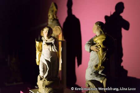 Die Wewelsburg im Spiel von Licht und Schatten: Auch die sakrale Kunst des Barock und Rokoko kann im Rahmen der letzten Lichterführung in dieser Saison erkundet werden. © Kreismuseum Wewelsburg, Lina Loos