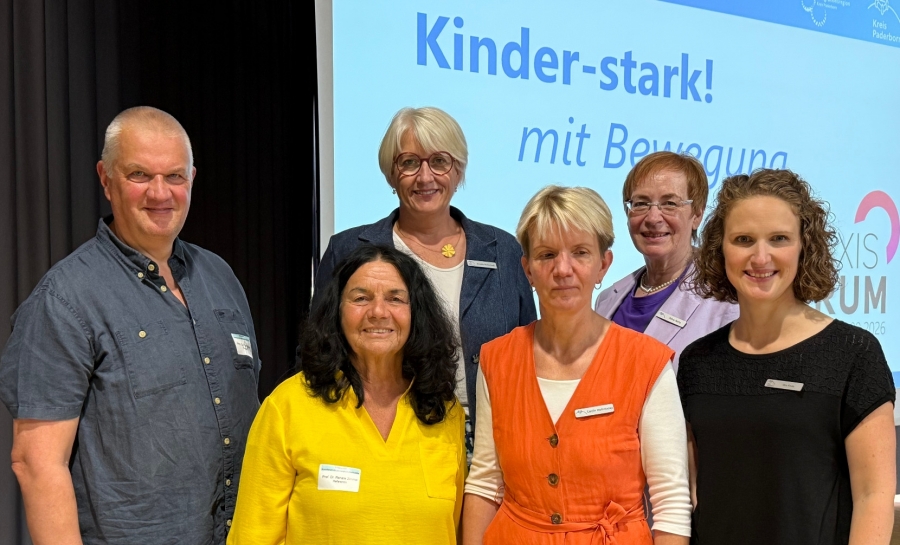 Freuen sich über das erfolgreiche Praxisforum „Kinder stark!“: Anette Mühlenhoff (Dezernentin Kreis Paderborn), Petra Bolte (Amtsleitung Amt für Bildung und Integration Kreis Paderborn, hinten, v.l.), Prof. Dr. Nils Neuber (Geschäftsführender Direktor des Instituts für Sportwissenschaft, Universität Münster), Prof. Dr. Renate Zimmer (Leiterin des Instituts Bewegte Kindheit), Carolin Wahl-Knoop (Sachgebietsleitung Bildungsbüro, Kreis Paderborn), Vera Kruse (Projektkoordinatorin Kinder-stark!, Kreis Paderborn, vorne, v.l). © Kreis Paderborn