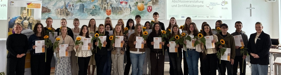 30 Jugendliche freuen sich über ihr Zertifikat, welches Sie im Paderborner Kreishaus überreicht bekamen. © Kreis Paderborn