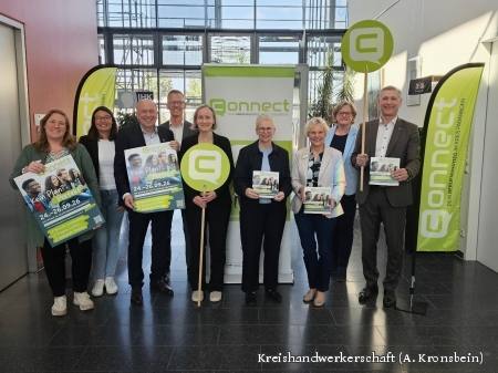 Die verantwortlichen Personen der Connect präsentieren Werbematerialien wie Plakate und Flyer
