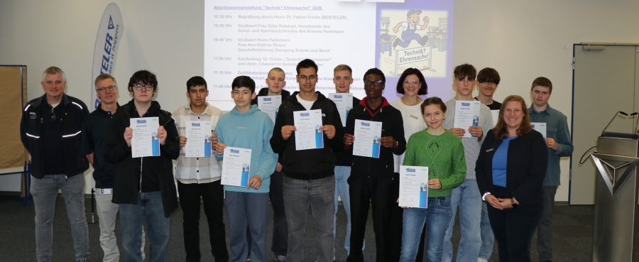 Freuen sich über das erfolgreiche Projekt: Stefan Schulte (Benteler), Fabian Fricke (Benteler), Merlin Hüllmann, Joel Macias Lauretta, Arsenii Ovsiannikov, Daniel Nasonov, Meldin Ibrahimovic, Fabian Zimmermann, Godson Chukwuemeka (Schüler), Silke Kohaupt (stellvertretende Vorstandsvorsitzende des Schul- und Sportausschusses) , Viktoria Maul, Andre Tumanez, Aaron Vesszö (Schüler), Ann-Kathrin Strunz (Kreis Paderborn), Henry Lutzke (Schüler).v.l. © Kreis Paderborn