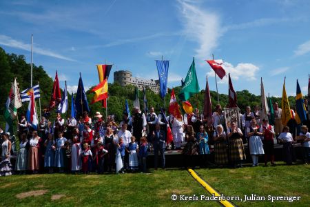 Teilnehmende Gruppen der Jugendfestwoche bei der Eröffnung auf der Almewiese. © Kreis Paderborn, Julian Sprenger