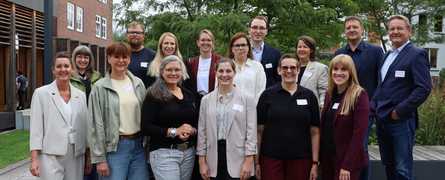 Setzen auf gemeinsamen Kinderschutz: Claudia Friedhoff (Kinderschutzambulanz, Evangelisches Klinikum Bethel), Mathias Wegener (Albijona), Lara Wulf-Dierkes (Diakonie Paderborn-Höxter e.V.), Sarah Pikos (Albijona), Malte Speich (katho NRW am Standort Paderborn), Ingrid Müller (Kreisjugendamt Paderborn), Prof. Dr. Patrick Isele (katho NRW am Standort Paderborn), Günther Uhrmeister (Jugendamtsleiter Kreis Paderborn, hinten, v.l.), Annabell Ahrens (Kreisjugendamt Paderborn), Claudia Fechner (Caritasverband Paderborn e.V.), Sonja Bokhof (EUTB Paderborn), Dr.in med. Kathrin Greve und Carolin Marks (Kinderschutzambulanz, St. Louise Kinder- und Frauenklinik Paderborn), Anne Heintz (Schulungsreferentin), Lena Schäfers (Kreisjugendamt Paderborn, vorne, v.l.). © katho NRW, Paderborn