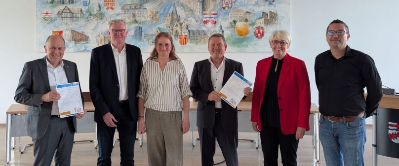 „Volkstanz dreht (sich um) die Welt“