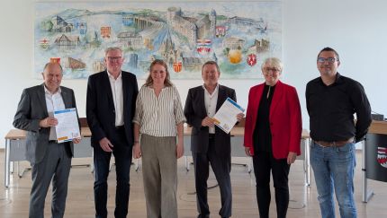 „Volkstanz dreht (sich um) die Welt“
