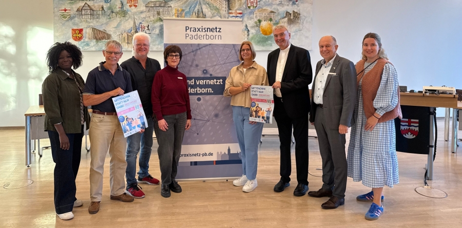 Larissa Swavely (Projektleitung und Patientenbeauftragte Praxisnetz), Dr. Gregor Haunerland (Ärztekammer Westfalen-Lippe), Dr. Thomas Bandorski (2. Vorsitzender Praxisnetz), Dr. Constanze Kuhnert (Amtsleitung Kreisgesundheitsamt Paderborn), Meike Schild (Geschäftsführung Praxisnetz), Generalvikar Thomas Dornseifer (Erzbistum Paderborn), Landrat Christoph Rüther, Franziska Jux (Office Management und Social Media Praxisnetz). v.l. © Kreis Paderborn, Melina Schneider