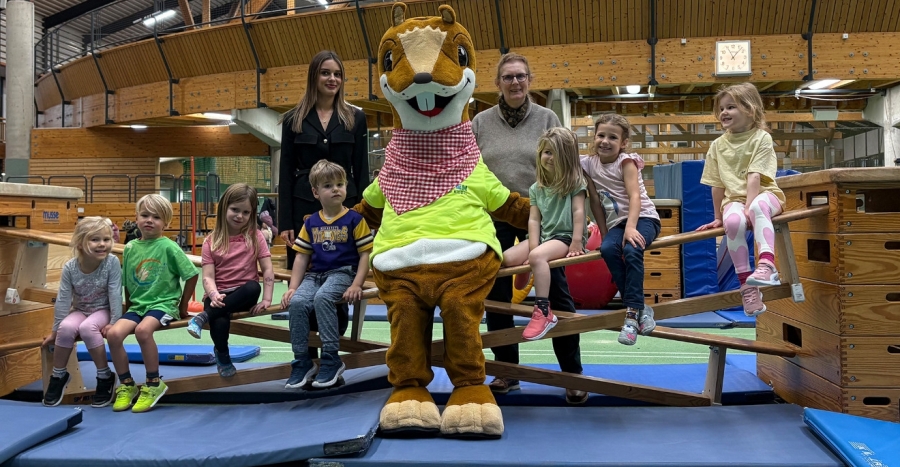 „Kleine Helden – stark & entspannt!“ - die Kita-Kinder aus den Kindertagesstätten Ahornallee und Ottilienquelle mit dem Ahörnchen-Maskottchen des Ahorn Sport- und Freizeit-Club Paderborn e.V. (ASC Paderborn, vorne). Melike Gün und Bianca Lumpp begleiten das Projekt seitens des Kreisgesundheitsamtes Paderborn (hintere Reihe, v.l). 
