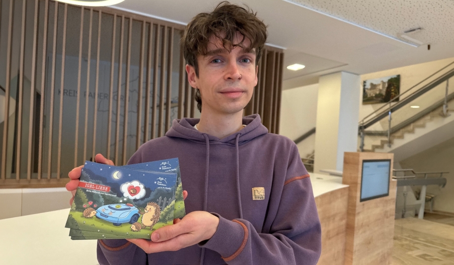 Christofer Plücebaum vom Kreisumweltamt erinnert daran, Mähroboter nachts und frühmorgens auszuschalten© Kreis Paderborn