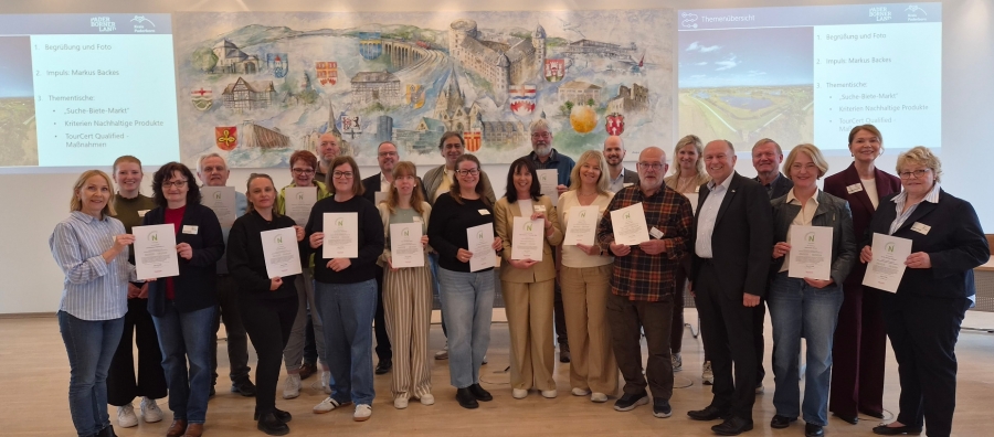 Gestalten das Projekt MoNaTour und eine nachhaltige Zukunft gemeinsam: die regionalen Partner im Kreis Paderborn mit Landrat Christoph Rüther (1.R.3.v.r), Edith Rehmann-Decker (Leiterin des Amtes für Wirtschaft & Tourismus, 2.R.2.v.r.)