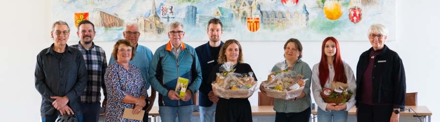 Freuen sich über ihren Gewinn beim Stadtradeln 2026:  Dieter Stollburges, Dennis Stollburges, Christiane Stollburges, Martin Stollburges, Frank Stollburges (Gewinner Familienpreis), Moritz Reese (Amt für Wirtschaft und Tourismus, Kreis Paderborn), Corinna Austermeier, Birgit Hilkenbach, Sinja Rehaag (Gewinner Präsentkörbe) und Annette Mühlenhoff (Dezernentin, Kreis Paderborn, v.l.). © Kreis Paderborn