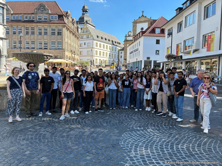 Entdeckungstour durch Paderborn - Indische Auszubildende des Christlichen Klinikums Paderborn und indische Studierende der Universität Paderborn schauen sich um © Kreis Paderborn, Beate Wippermann
