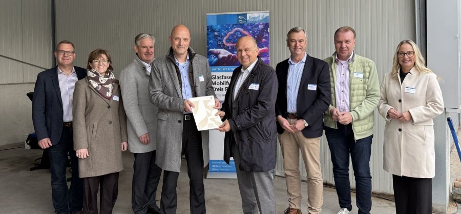 Freuen sich über den Fördermittelbescheid zur Kofinanzierung des Bundesförderprogramms durch das Land NRW - Martin Westermeier (Fachbereichsleiter Stadt Salzkotten), Ute Dülfer (Bürgermeisterin Stadt Lichtenau), Michael Berens (Bürgermeister Sennegemeinde Hövelhof), Jens Kronsbein (Abteilungsleiter Bezirksregierung Detmold), Landrat Christoph Rüther, Robert Siemensmeyer (stellvertretender Bürgermeister Stadt Paderborn), Ulrich Lange (Bürgermeister Stadt Bad Lippspringe), Ursula Berhorst-Schäfers (Bürgermeisterin Stadt Bad Wünnenberg) © Kreis Paderborn, Melina Schneider