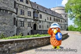 Beim Familientag am Sonntag, 3. Mai, treffen von 11 bis 16 Uhr an der Wewelsburg die Maskottchen Holli und Falko aufeinander. Der Eintritt ist  ganztägig frei 