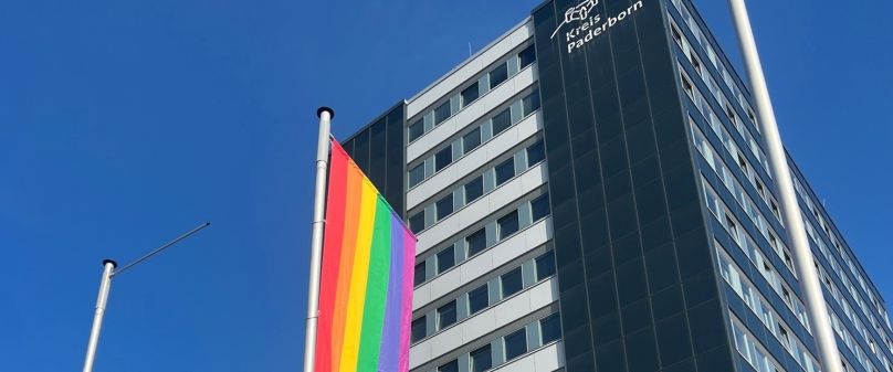 Vielfalt sichtbar machen: Regenbogenflagge weht vor dem Kreishaus