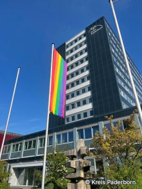Vielfalt sichtbar machen: Regenbogenflagge weht vor dem Kreishaus © Kreis Paderborn