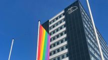 Vielfalt sichtbar machen: Regenbogenflagge weht vor dem Kreishaus