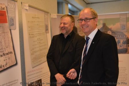 "200 Jahre rheinische und westfälische Kreise“ im Paderborner Kreishaus: Landrat Manfred Müller (rechts im Bild) und Kreisarchivar Wilhelm Grabe in der Ausstellung (Foto: Amt für Presse- und Öffentlichkeitsarbeit, Kreis Paderborn, Michaela Pitz)