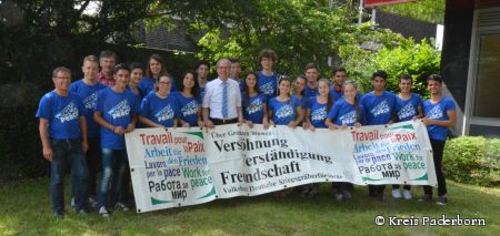 Gemeinsam mit Landrat Manfred Müller freuen sich die Jugendlichen auf viele Gäste aus dem Kreis Paderborn – Teilnehmer eines internationalen Jugendbegegnungsprojektes des Volksbundes gestalten am Donnerstag eine besondere Gedenkfeier auf dem Ostfriedhof zum Abschluss von zwei Wochen des gemeinsamen Miteinanders in Paderborn (Foto: Kreis Paderborn)