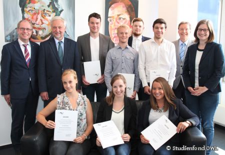 Landrat Manfred Müller, Uni-Präsident Prof. Dr. Wilhelm Schäfer mit den ausgezeichneten Stipendiatinnen und Stipendiaten sowie Christoph Schön, Stabsstelle Präsidium Hochschulnetzwerk und Fundraising (2.v.r.) und  Friederike Ruwisch, Stellvertretende Geschäftsführerin Studienfonds OWL (rechts im Bild). (Foto: Studienfond OWL)