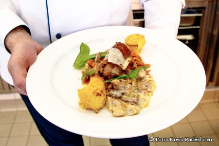 Kalbsroulade mit Rahmpilzen, Möhrengemüse, Zuckerschoten, Lauch und Gnocchi a la Romana. (Foto: Amt für Presse- und Öffentlichkeitsarbeit, Kreis Paderborn)
