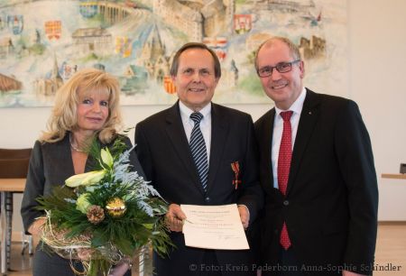 von links: Gisela Päsch-Pilz, Meinolf Päsch und Landrat Manfred Müller, freuen sich über die Auszeichnung des Bundesverdienstkreuzes (© Foto: Kreis Paderborn Anna-Sophie Schindler) 