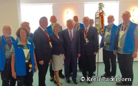 Große Ehre für die Wanderfreunde des Eggegebirgsvereins in Sebnitz - Von links nach rechts - hintere Reihe: Rudi Steuter, Gisela Lux, Heinrich Lange, Ferdi Schneider, Maria Glunz, Gerd Hesse (Wimpelträger) Willi Glunz. Vorne links: Johanna Steuter. Verdeckt hinter Bundespräsident Joachim Gauck: Maria Lange. Landrat Manfred Müller (vierter von rechts) und Paderborns Bürgermeister Michael Dreier (vierter von links) beim Empfang mit Bundespräsident Joachim Gauck und Lebensgefährtin Daniela Schadt (Foto: Kreis Paderborn) Große Ehre für die Wanderfreunde des Eggegebirgsvereins in Sebnitz - Von links nach rechts - hintere Reihe: Rudi Steuter, Gisela Lux, Heinrich Lange, Ferdi Schneider, Maria Glunz, Gerd Hesse (Wimpelträger) Willi Glunz. Vorne links: Johanna Steuter. Verdeckt hinter Bundespräsident Joachim Gauck: Maria Lange. Landrat Manfred Müller (vierter von rechts) und Paderborns Bürgermeister Michael Dreier (vierter von links) beim Empfang mit Bundespräsident Joachim Gauck und Lebensgefährtin Daniela Schadt (Foto: Kreis Paderborn)