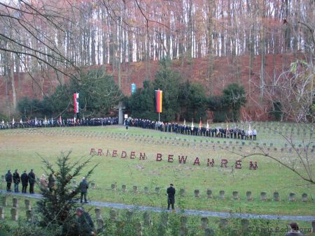 Am Volkstrauertag gedenkt man der Opfer von Krieg und Gewalt, hier im Tal des Friedens in Böddeken (Foto: Kreis Paderborn)